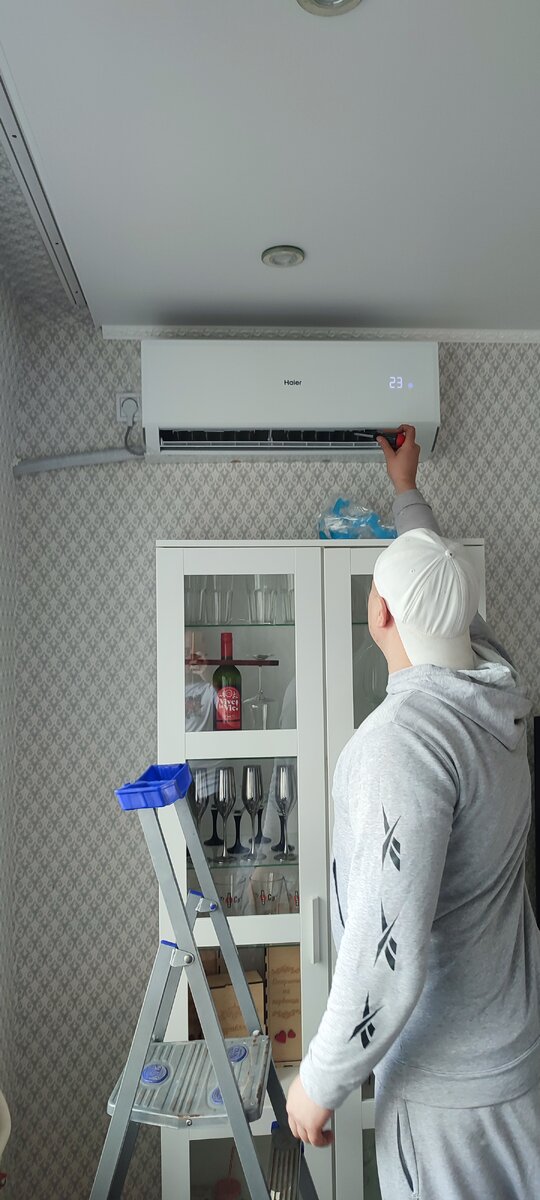 Заправка кондиционера фреоном сплит системы. Кондиционер в квартире. Установки двух кондиционеров. Установки двух кондиционеров. Установщик кондиционеров.