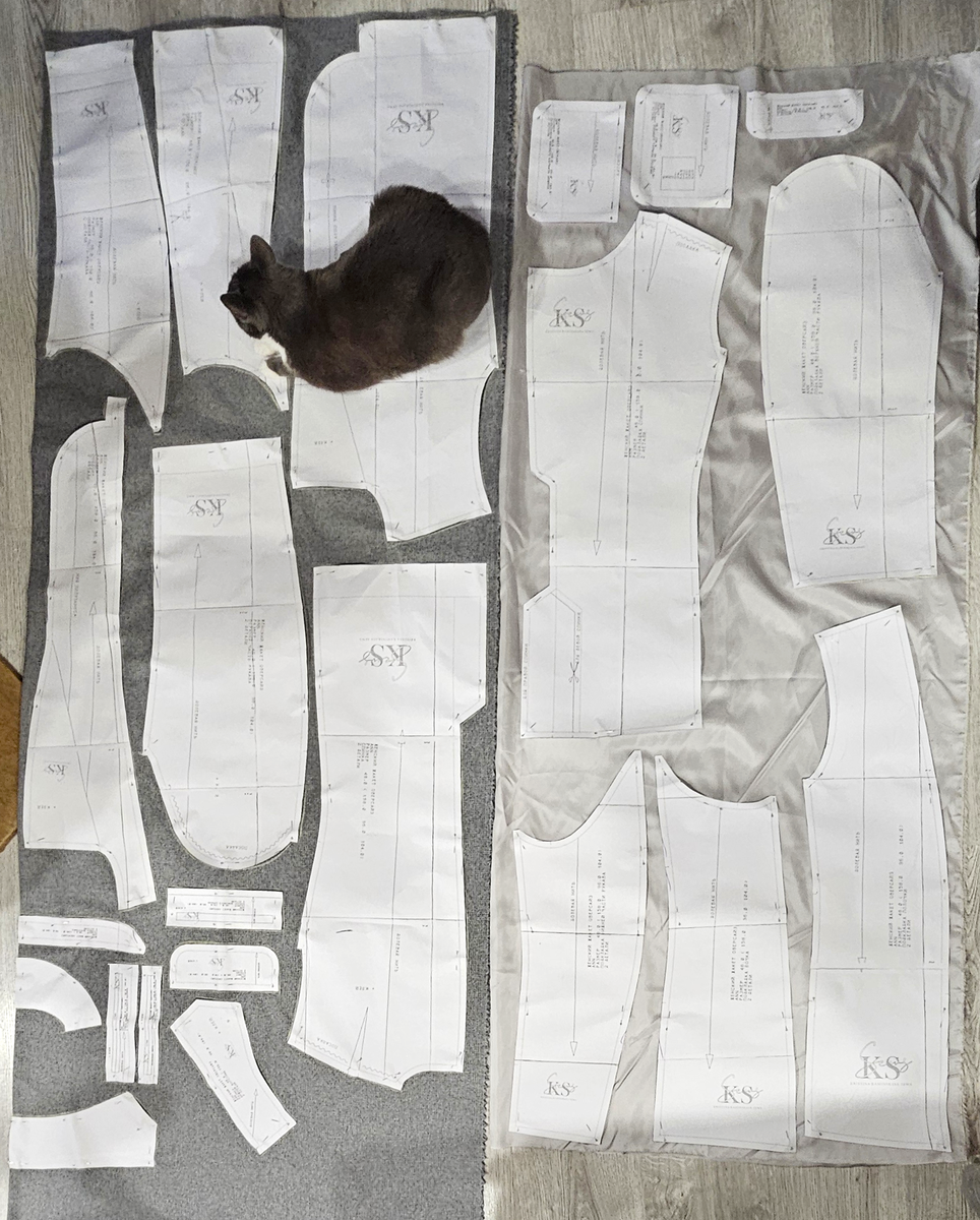 Выкраиваем детали вместе с Евой 😀