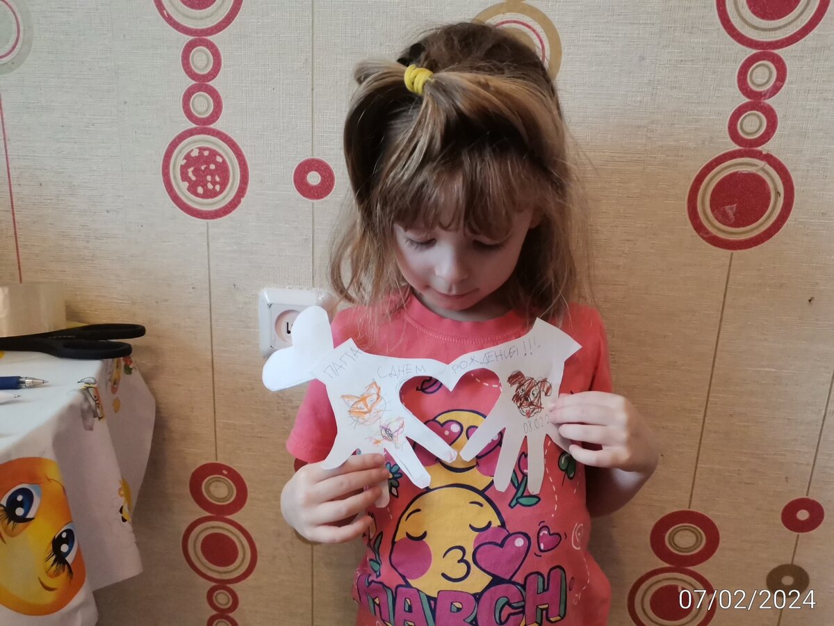 Наша открытка. Надо было в районе пальцев больше бумаги для контакта оставить. Немного подклеили скотчем. 