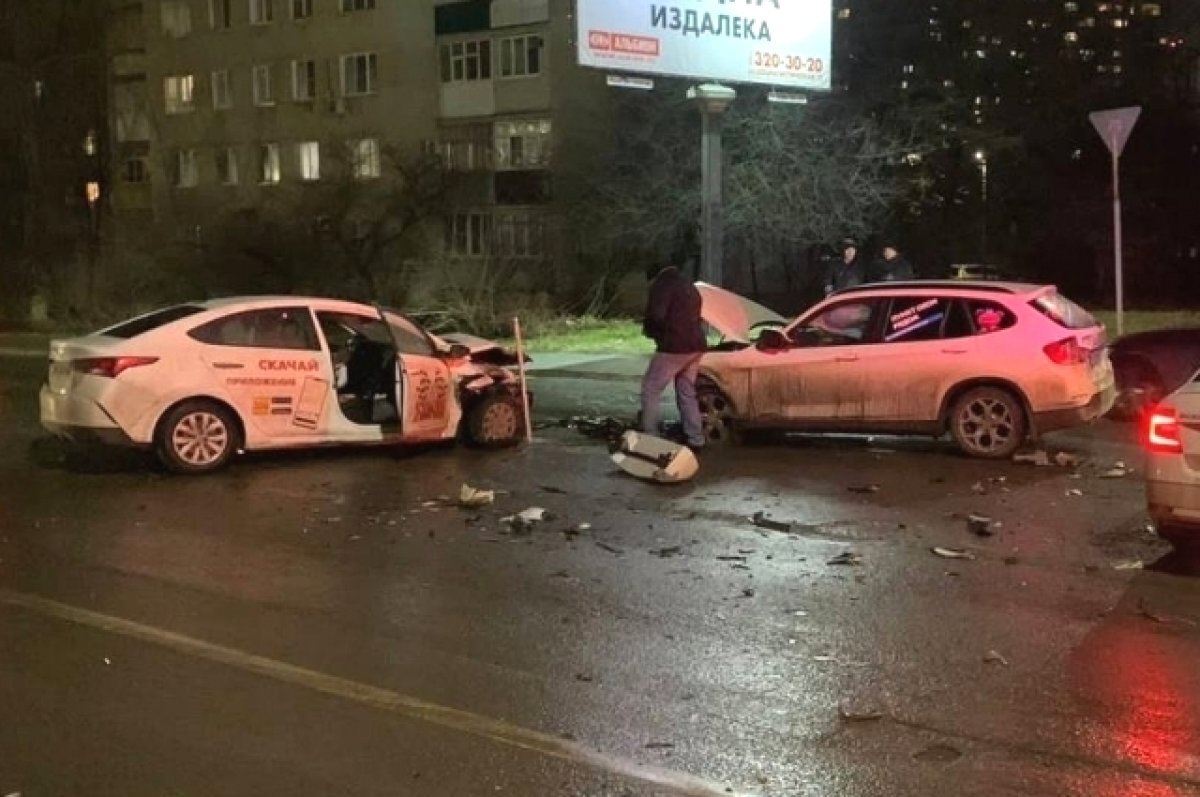    В Ростове в тройном ДТП погиб водитель такси
