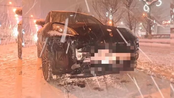     В Казани 30-летний водитель автомобиля Porsche Macan сбил 41-летнего мужчину на пешеходном переходе. В Госавтоинспекции города показали, как произошел наезд.