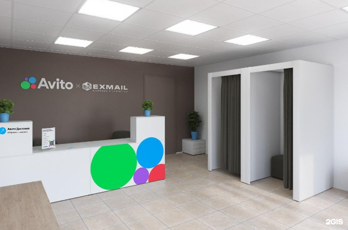 менеджер. офис с сотрудниками. молодой человек в офисе. бухгалтер мужчина. руководитель отдела продаж.