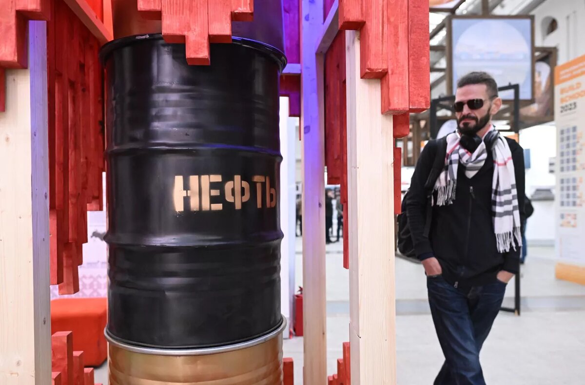 Посетитель на международном фестивале "Зодчество 2023" в Гостином дворе в Москве © Sputnik / Сергей Пятаков 