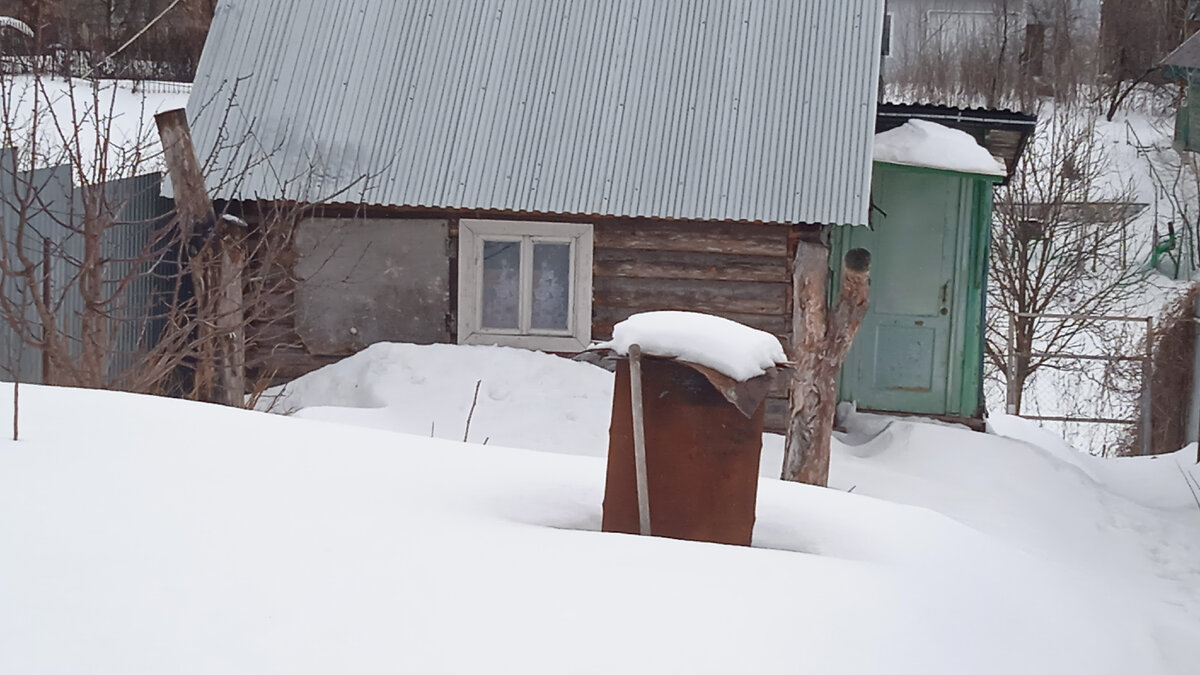 Это старый дачный домик в конце участка на берегу пруда