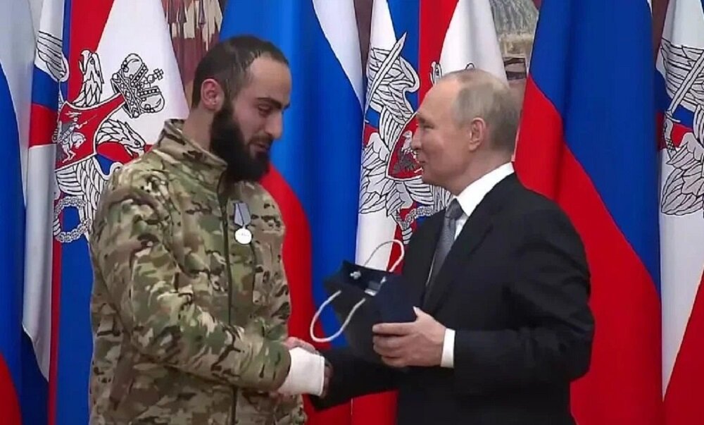 Одним из первых награжденных бойцов ЧВК «Вагнер» был Айк Гаспарян, которому Владимир Путин 31 декабря 2022 года лично вручил медаль «За отвагу»