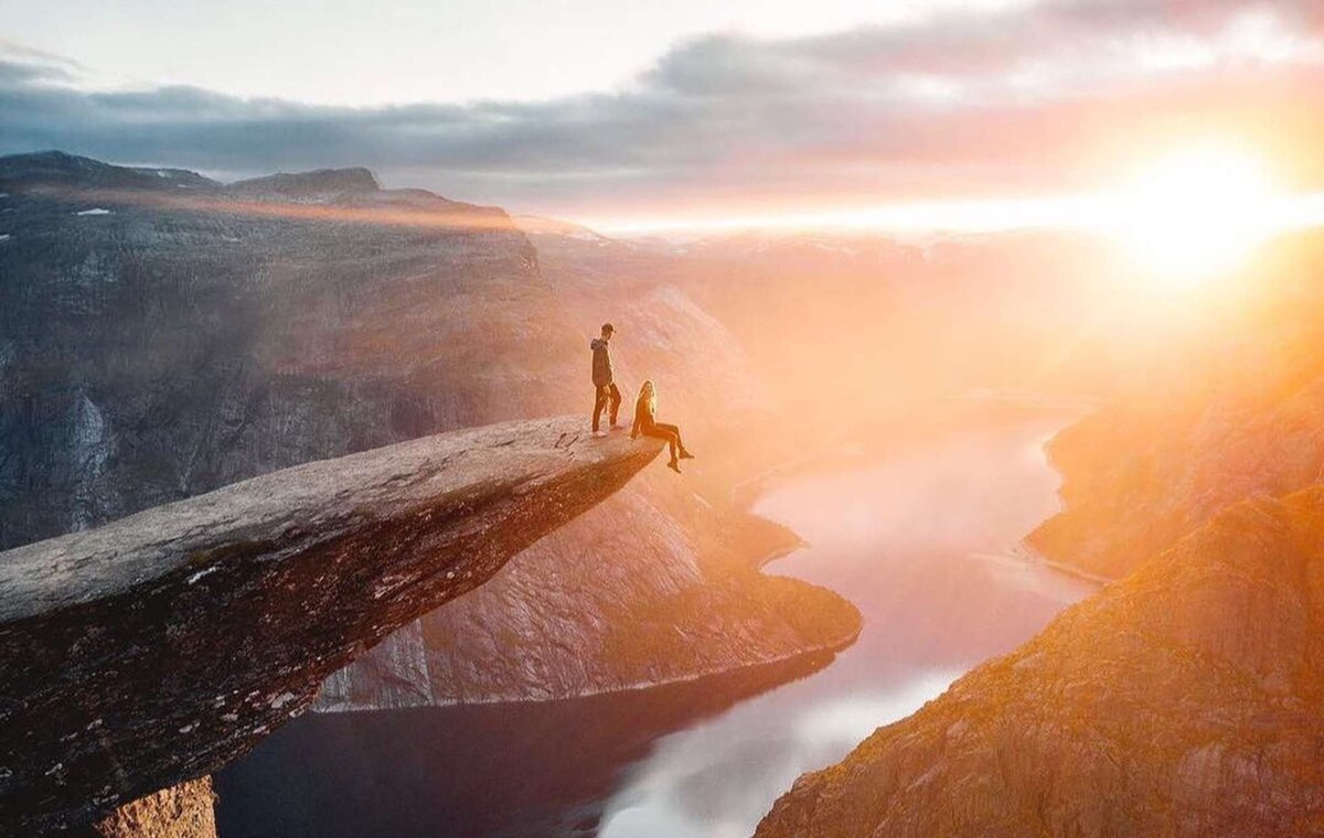 Справляться с трудностями. Ставьте цели и идите к ним. Ставь цель и добивайся. Человек на вершине горы. Человек на горе.