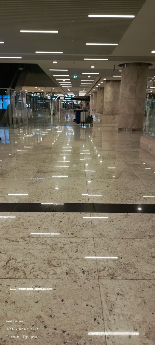 Здесь я вышла из вагона поезда, второй этаж.