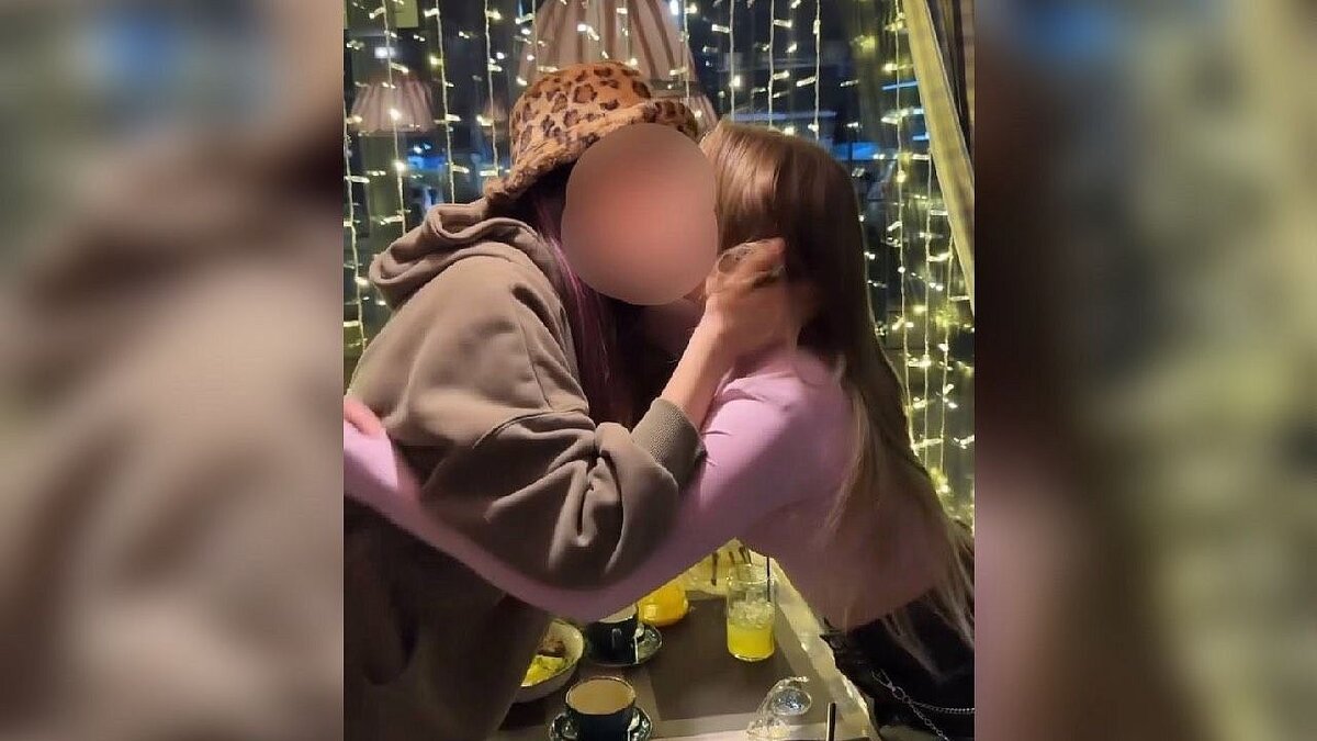 девушка целовалась с бывшим. модель линдси мари. две девушки обнимаются. ориана сабатини поцелуй лесби. лесбийские поцелуи зои дойч.