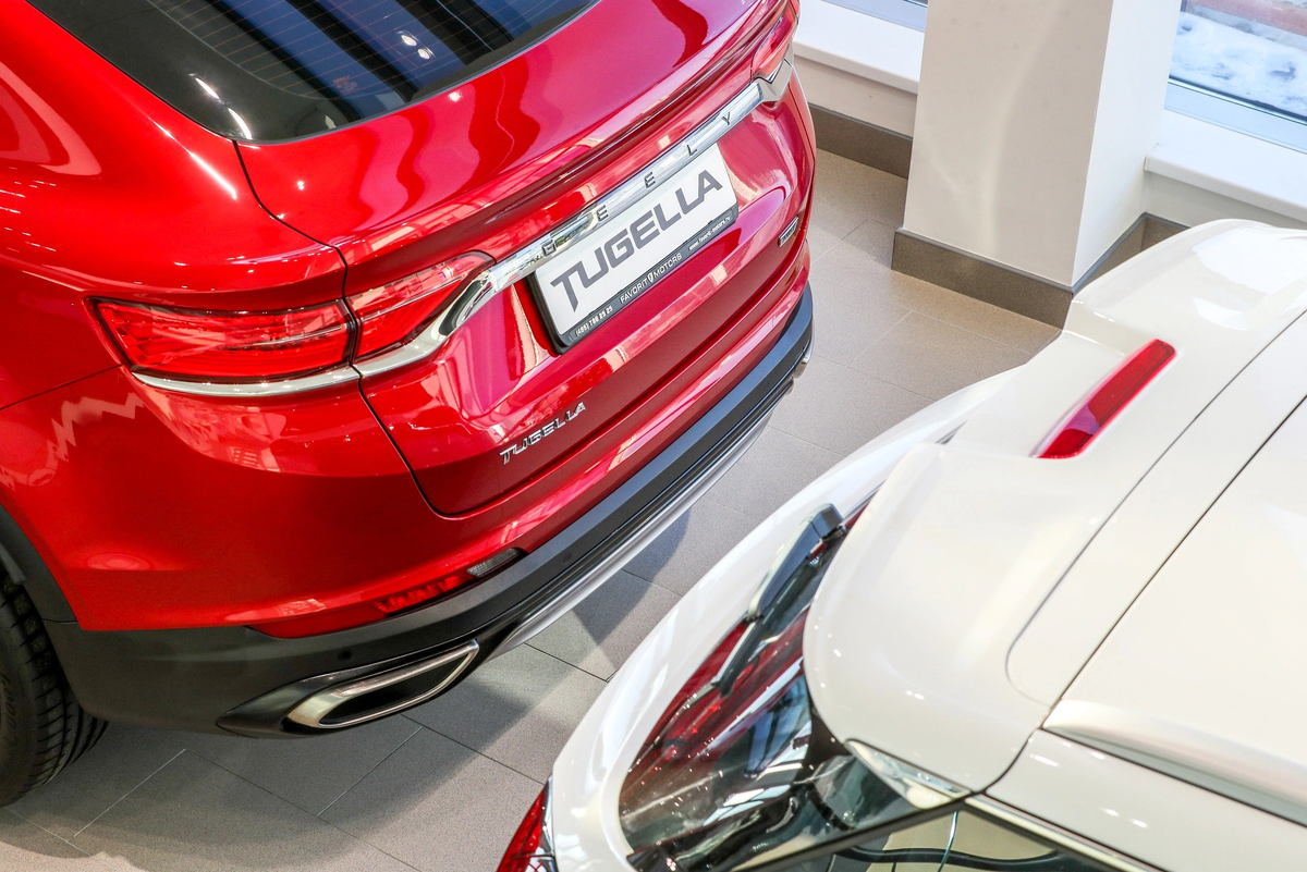 Реклама новогодняя распродажа автомобилей. Новогодняя акция автосалон. Распродажа нового авто. Акция на автомобили. Lada xray cross автомат.