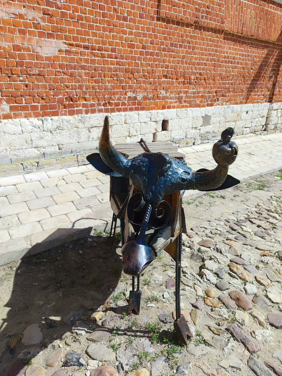 Голова стальная, тяжелая, как у коровы на фото. 