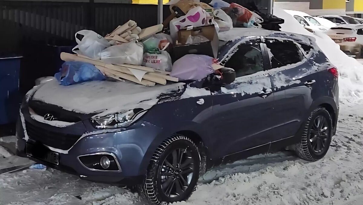     Жители Ижевска не оценили парковку иномарки возле контейнеров и закидали ее пакетами с мусором.