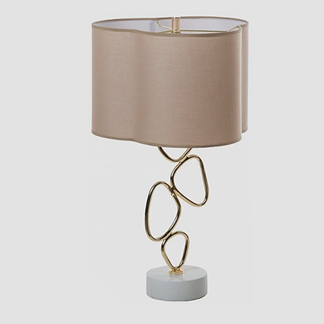 На фото настольная лампа FREYA MI008 от Lifestyle Unico.