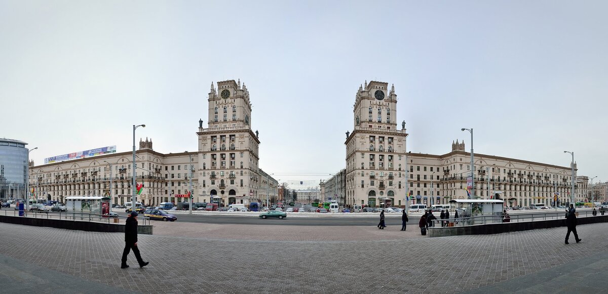 Сталинки напротив железнодорожного вокзала - именно это "ворота Минска". Фото автора