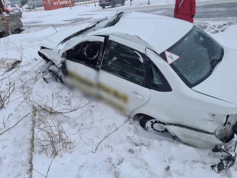 Машинка не стоит на месте. Машинка не стоит на месте. Плохо припаркованная машина. Неправильно припаркованный автомобиль. Плохая парковка.