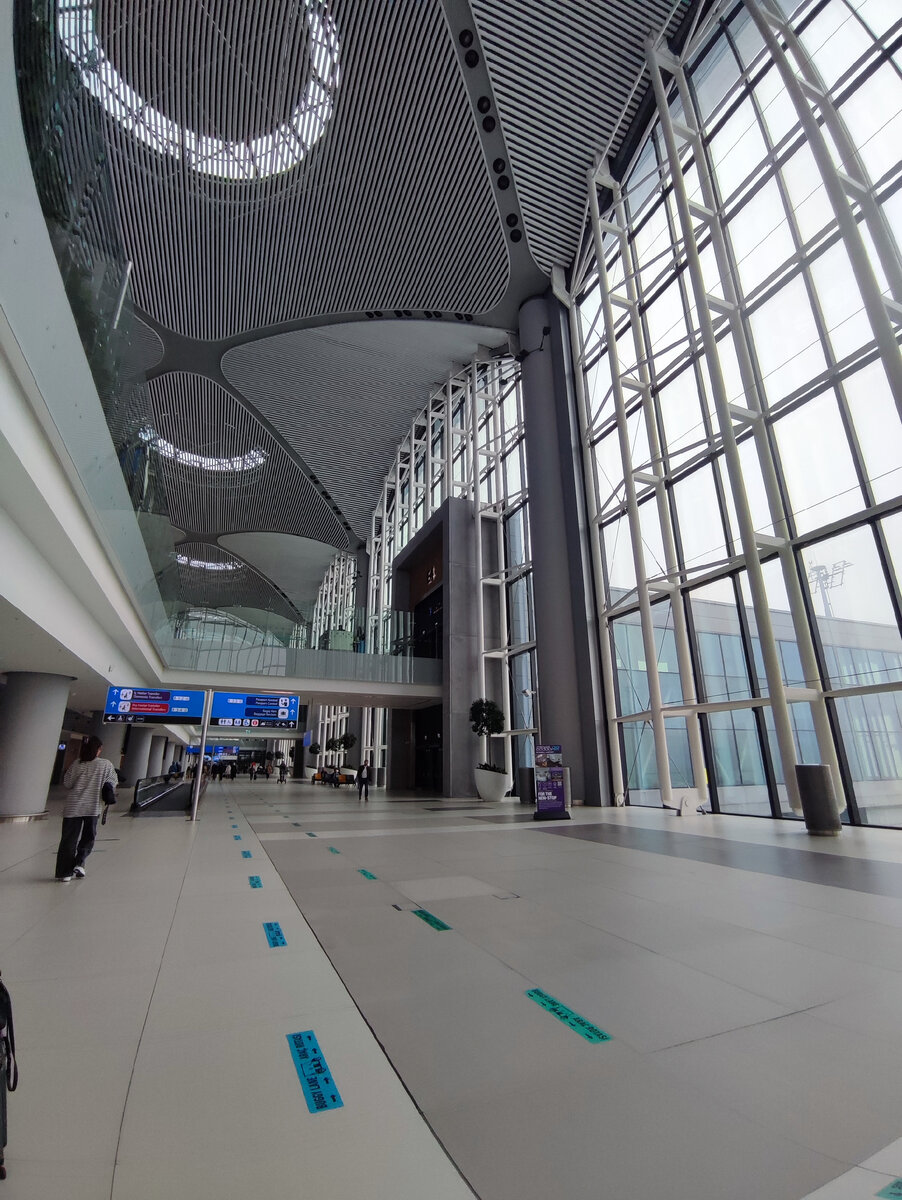 Новый аэропорт Стамбула очень огромный, только минут 15 мы шли на паспортный контроль 