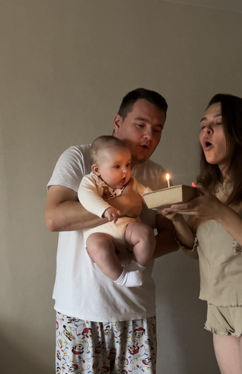 Полгодика до годика. Малышочек такой тут. 