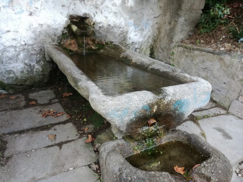 Крышка саркофага выступает в качестве ёмкости для сбора воды