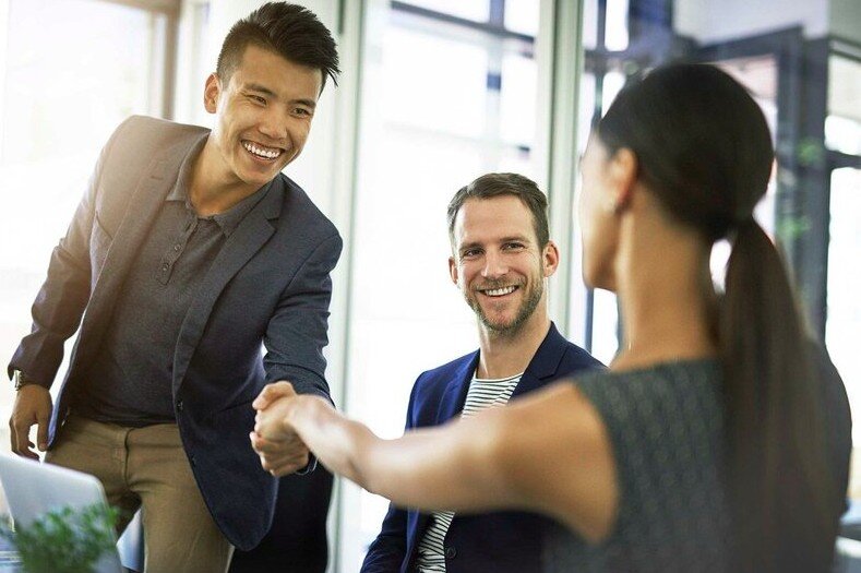 Когда мы впервые встречаем человека и составляем о нем мнение, это впечатление, окрашивает наши суждения о других его качествах, независимо от того, обладает ли он этими качествами на самом деле