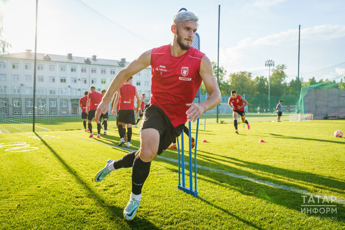 ​«Пока начинаю потихоньку бегать и привыкать. Потому что два месяца ничего подобного не делал, нагрузки не было». Фото: © Владимир Васильев / «Татар-информ»