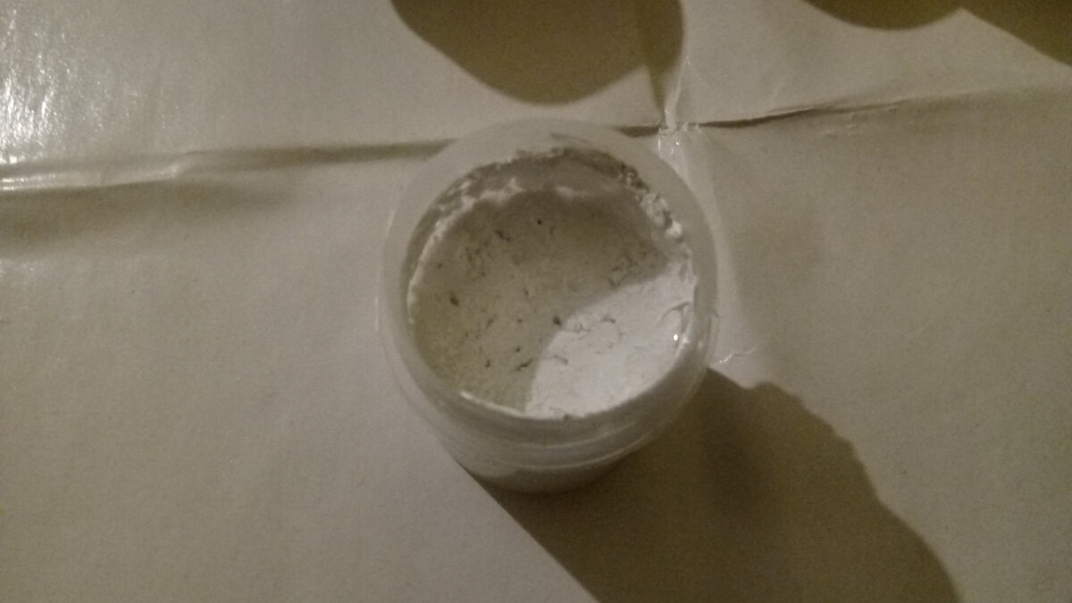 Акриловая краска, перемешать и можно красить. Личное фото.