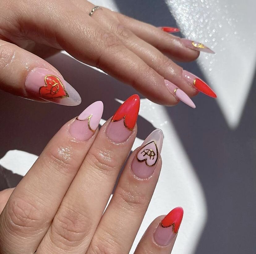 розовый маникюр с сердечками. красные ногти с сердечками. маникюр красный с белым. дизайн ногтей с сердечками. красный маникюр с сердечками.