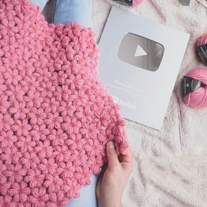    Вязаное полотно крючком из цветов   
Источник: Скриншот из видео