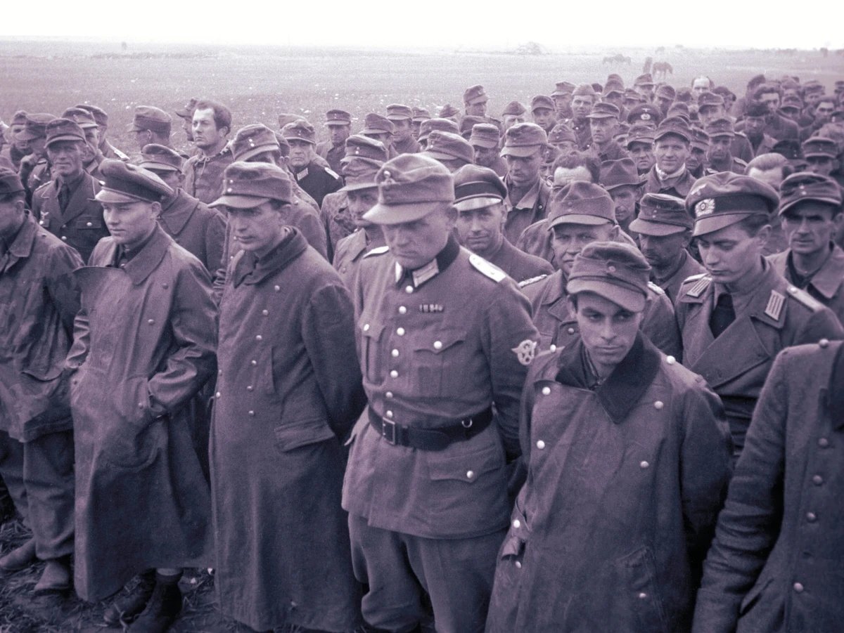 40 военнопленных. Германия 1945 год пленные немецкие солдаты. Группа пленных немцев 1945. Немецкие военнопленные 1945.