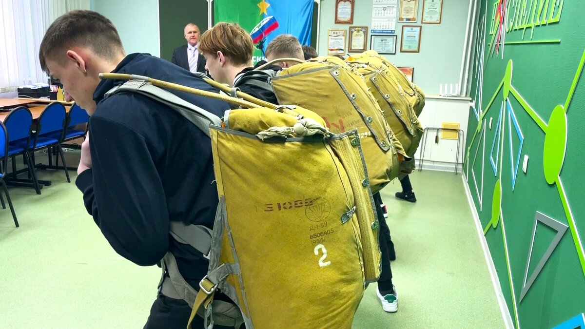    Подростки Сургутского района учатся прыгать с парашютом