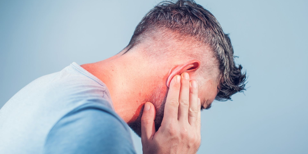 Сильная боль в ухе: что это может быть и чем лечить?