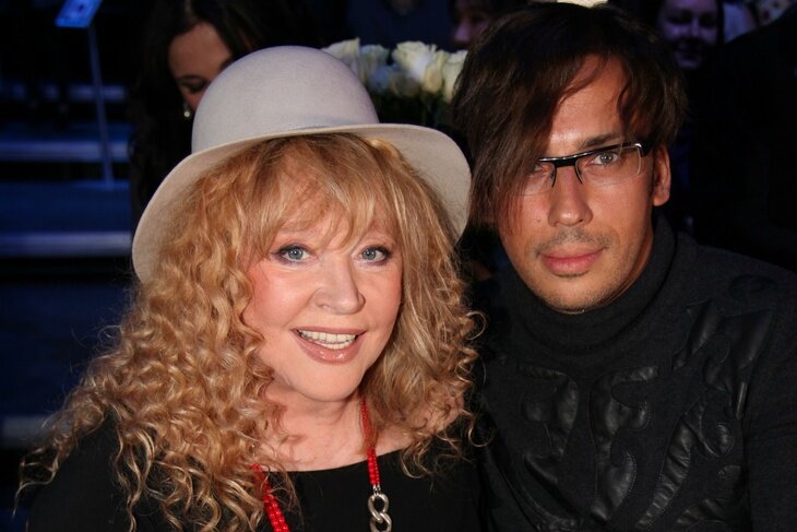 Тексты песен аллы пугачевой. Алла пугачёва песня про меня. Грампластинка алла пугачёва. Арлекино пугачева. А студио и алла пугачева.