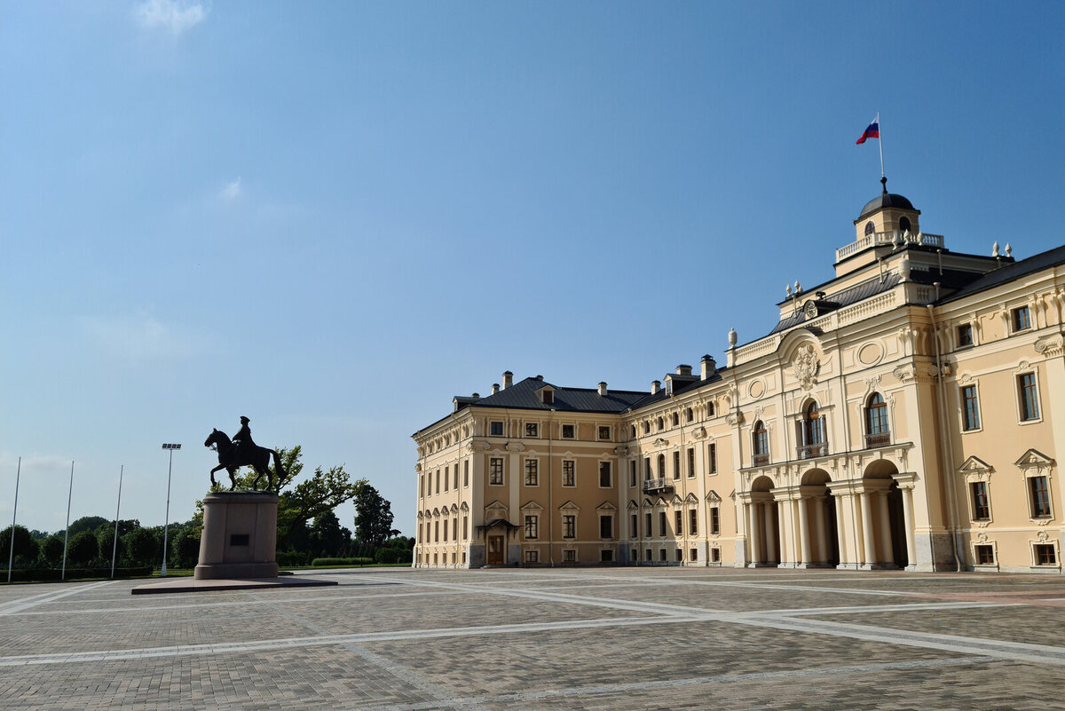 Памятник Петру I на площади перед дворцом. Фото: Даша Конопская