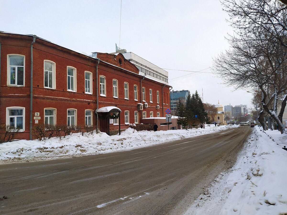 Улица Декабристов (Екатеринбург). Екатеринбургский экономико-технологический колледж