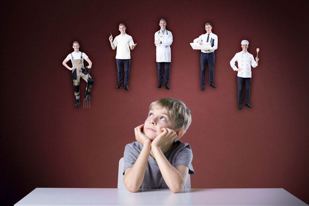 определиться с выбором профессии. школьники и профессии. профессию выбирать сложно. выбор профессии выбор будущего. подросток думает о профессии.