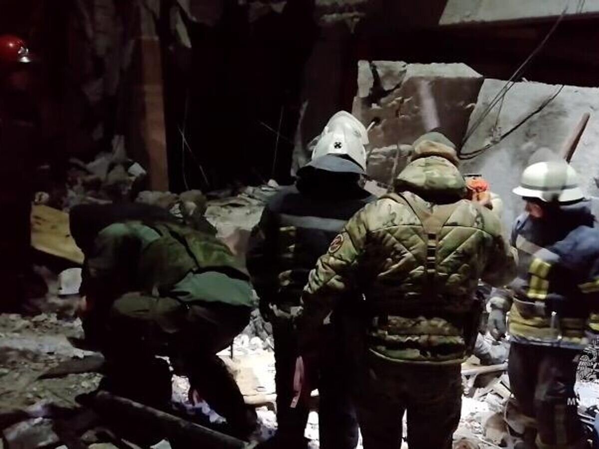    Сотрудники МЧС России из-под завалов извлекают тела погибших в Лисичанске© МЧС России/Telegram