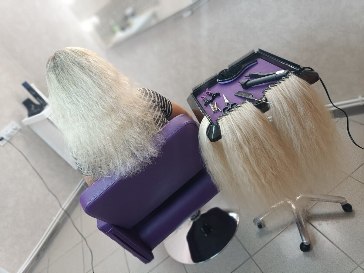 В процессе: клиент в парикмахерском кресле, инструменты для наращивания, донорские волосы
