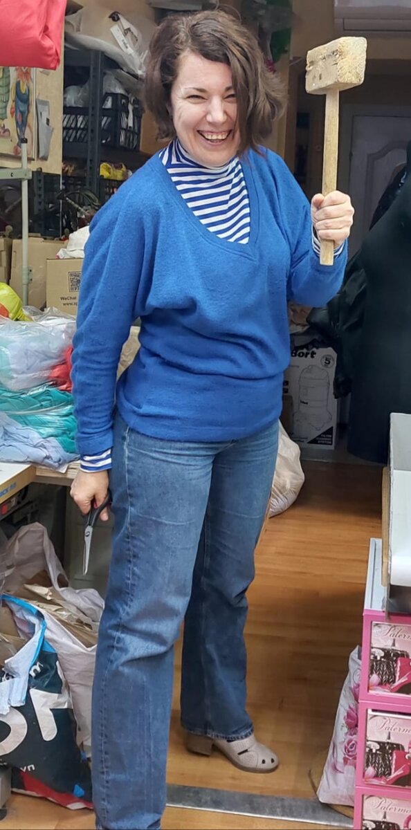 Это меня сфоткали, когда уже свет был. А в темноте с киянкой я страшна была🤣🤣🤣