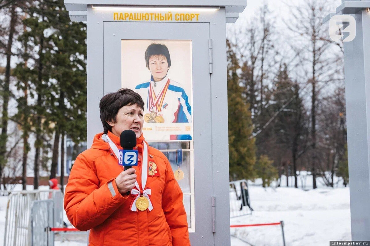 Стела в честь псковской парашютистки Любови Екшикеевой появилась на выставке «Россия». Фото РО «Знание»