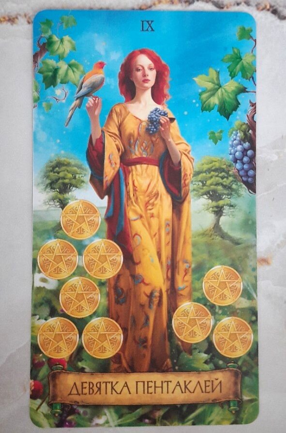 Свобода человека. Управлять своей жизнью. Счастливая девушка в горах. Марионетка человек. Канатоходец.