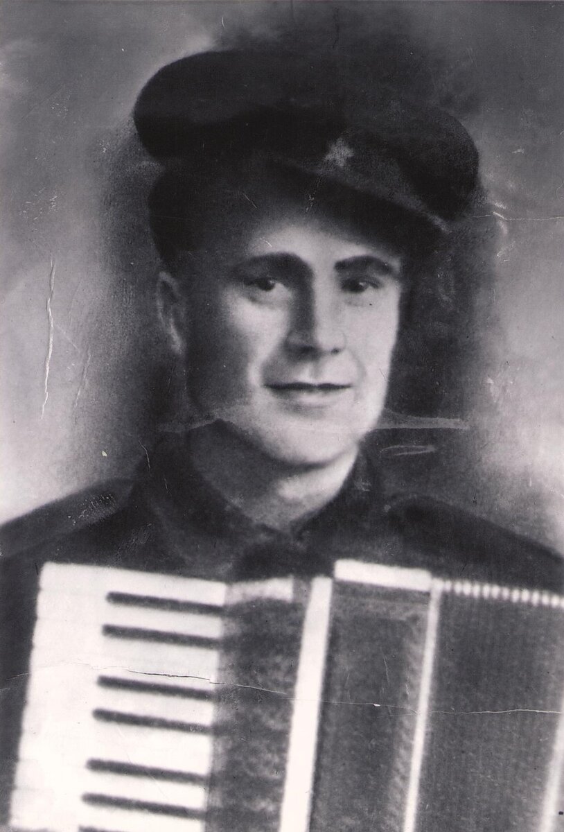 Сельнихин Евгений Саввич с аккордеоном , полученным в награду от командира