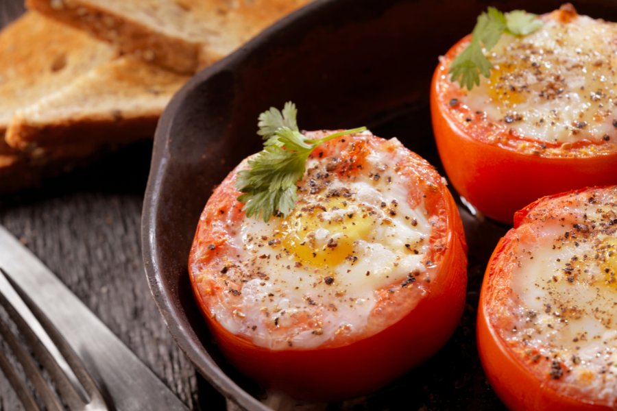 Как приготовить помидоры фаршированные сыром и запеченные с яйцом. Рецепты. 