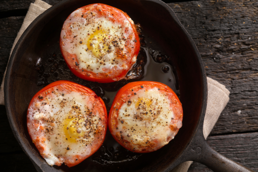 Помидоры фаршированные сыром и запеченные с яйцом. Вкусный завтрак. простые рецепты.