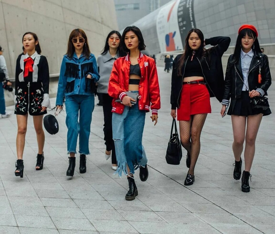 Источник фото: https://ru.pinterest.com/pin/see-all-the-best-offcatwalk-style-from-the-streets-outside-seoul-fashion-week-koreanfashion-fashiontr--860187597552007621/