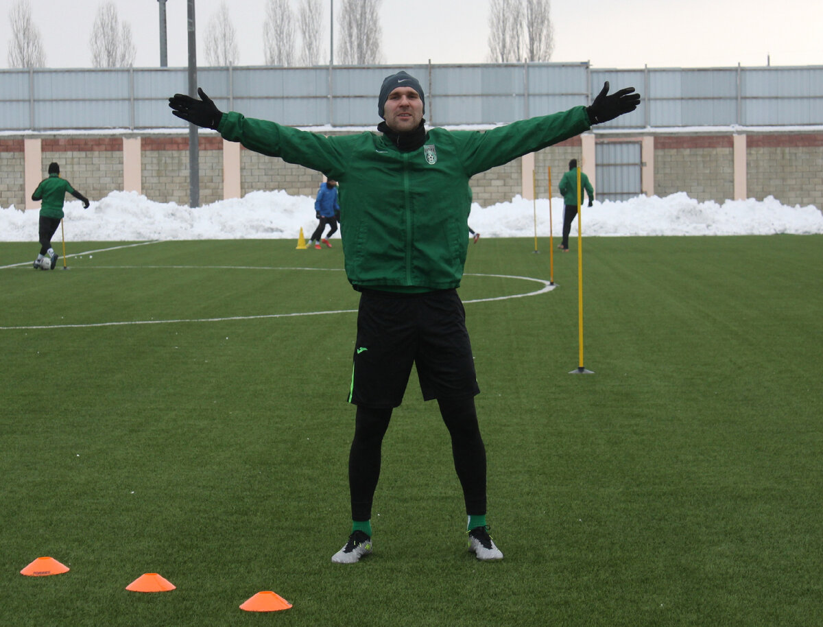 Тренировка футболистов. Тренировка футболистов. Тренировка футбольной команды. Футбол тренировка. Футболисты тренируются.