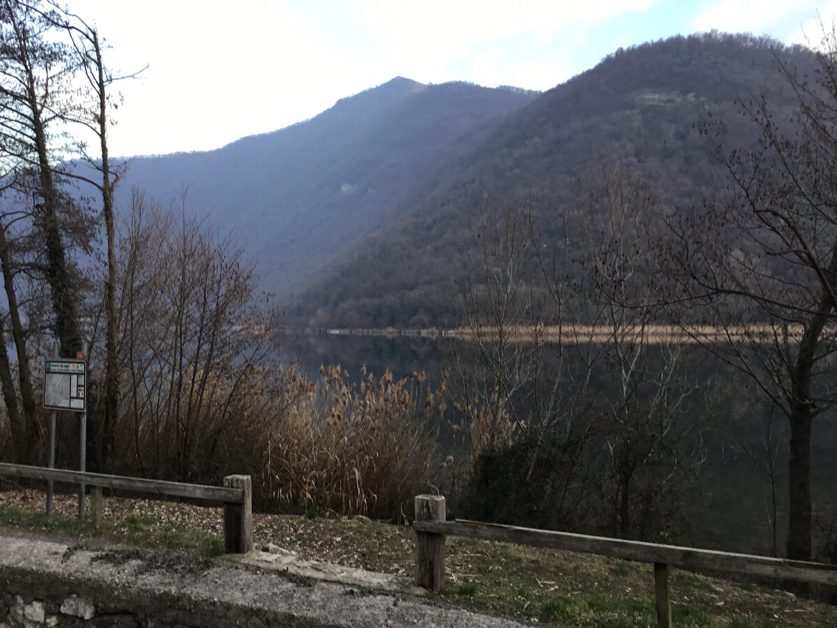 Вон там в вышине видите безлесую вершину — это и есть Корниццоло. 