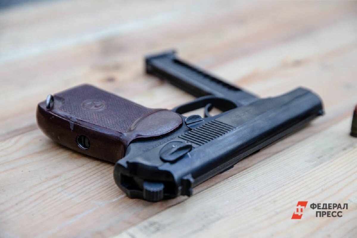 Молодые люди стреляли из пневматического пистолета.  Фото: ФедералПресс / Евгений Поторочин