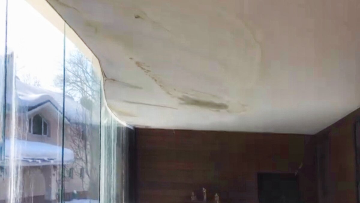 Потолки корёбит и они становятся хрупкими