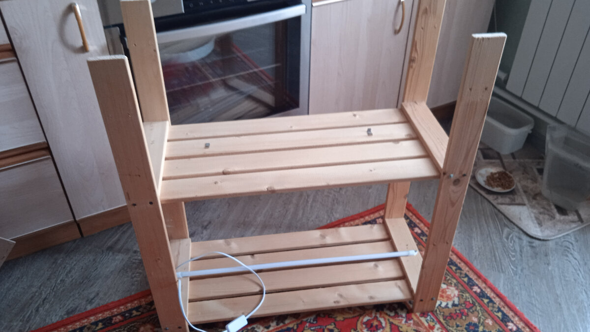 Креплю лампы освещения.