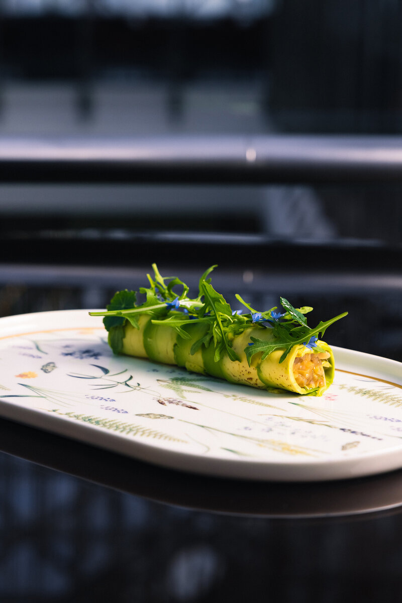 Ресторанная подача. Андрей сулейман шеф повар. Шеф повар павильон эрвин андрей. Салат от шефа. Изысканные блюда от шеф поваров.