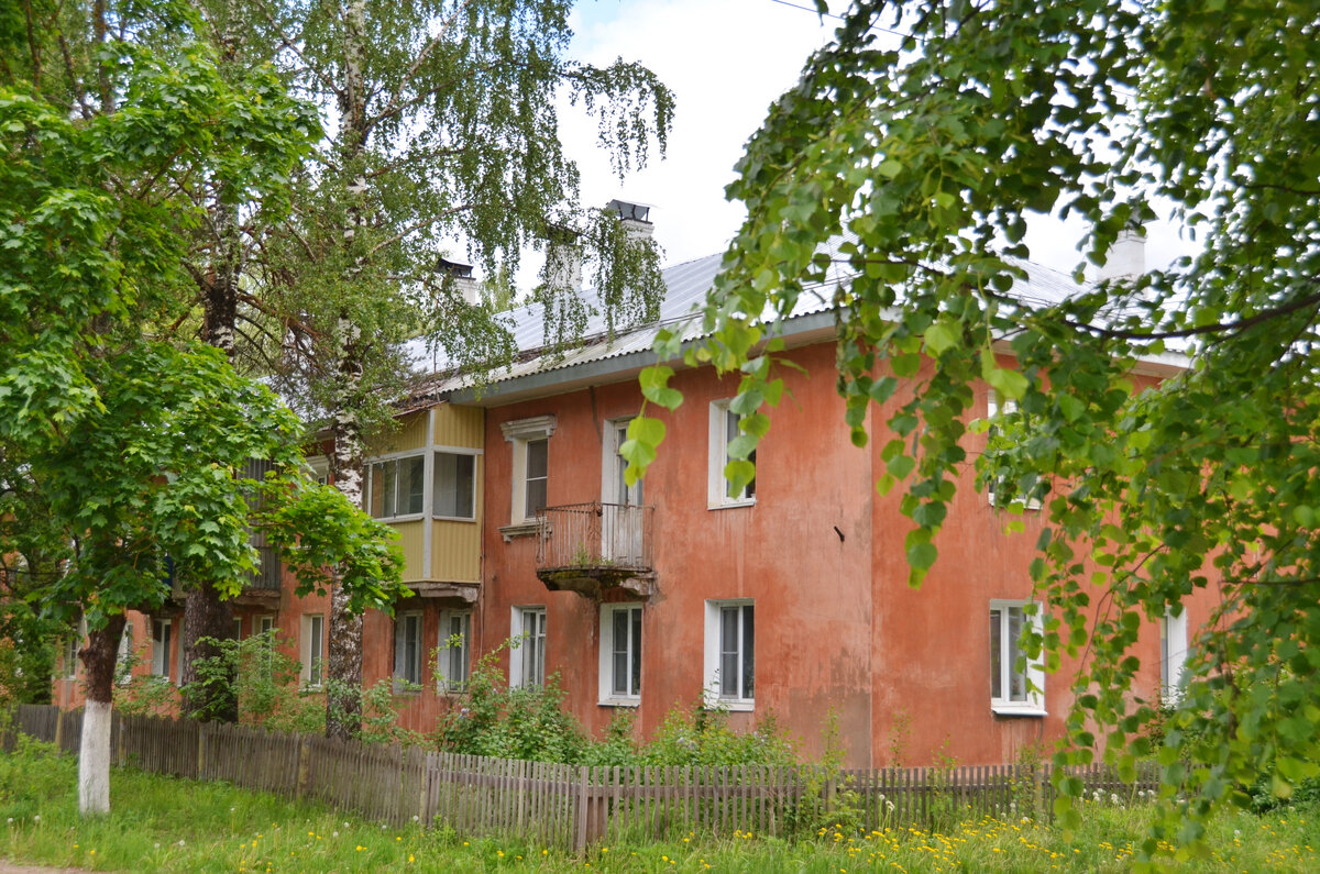 коттеджный поселок эконом класса. ступино таунхаусы чайковского. строительство поселка. таунхаусы в европе. в поселке построили 4 дома в каждом.