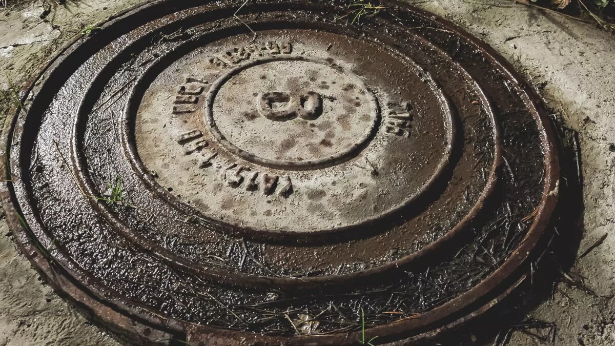     Восьмилетняя девочка из Тобольска провалилась в открытый люк, гуляя по базарной площади. Инцидент произошел в День защиты детей.